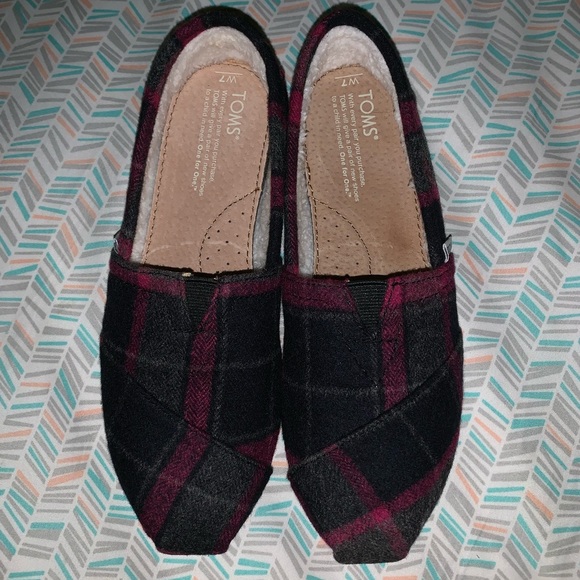 Toms Shoes - 🍉TOMS SIZE 7 New with minor flaws.